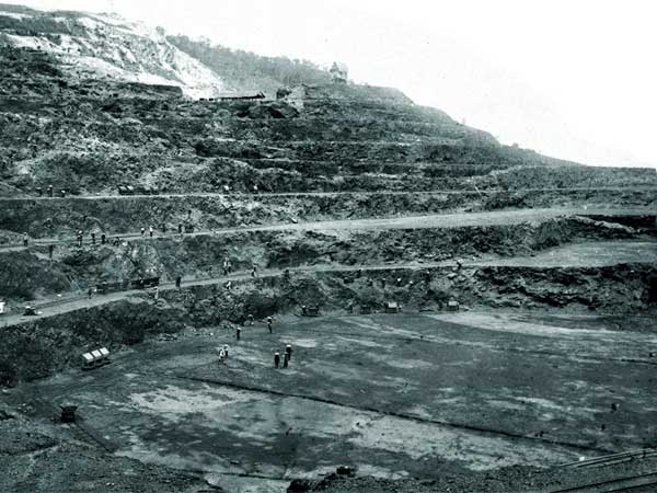 Ảnh mỏ than Việt nam đang khai thác thời kỳ Pháp thuộc 